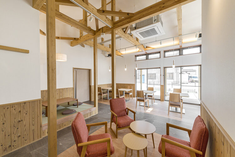 愛知県愛西市の木造1階建て店舗カフェ・ギャラリーのクッション性のある席