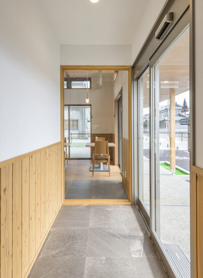 愛知県愛西市の木造1階建て店舗カフェ・ギャラリーの木目調の暖かさを感じる風除室