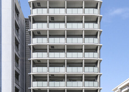 名古屋市千種区の駅近・約80坪のモダンな1K×44戸賃貸マンションのオートロック付きのシャープでモダンな外観デザイン