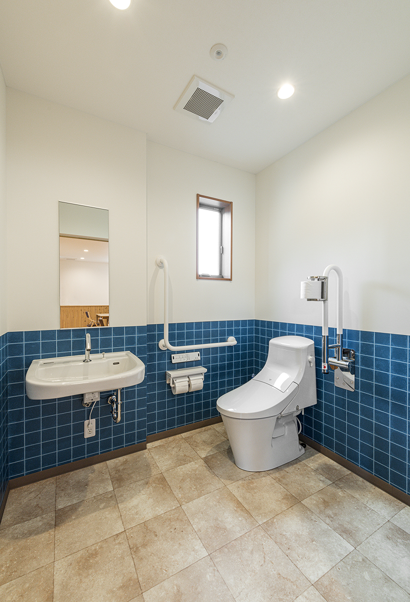 愛知県愛西市の木造1階建て店舗カフェ・ギャラリーのバリアフリー対応のトイレ付きでどなたでも安心