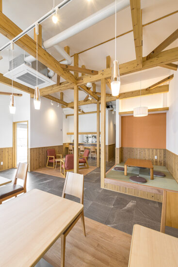愛知県愛西市の木造1階建て店舗カフェ・ギャラリーの落ち着いて過ごせる畳スペースも完備