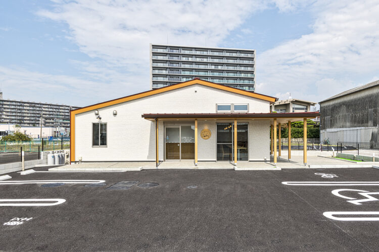 愛知県愛西市の木造1階建て店舗カフェ・ギャラリーの駐車場付きの木造1階カフェ・ギャラリー