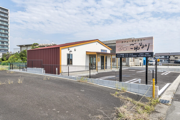 愛知県愛西市の木造1階建て店舗カフェ・ギャラリーの道路から見やすい看板