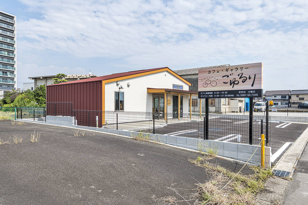 愛知県愛西市の木造1階建て店舗カフェ・ギャラリーの道路から見やすい看板