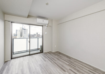 名古屋市千種区の駅近・約80坪のモダンな賃貸マンションの白っぽい木目のフローリングがおしゃれな洋室