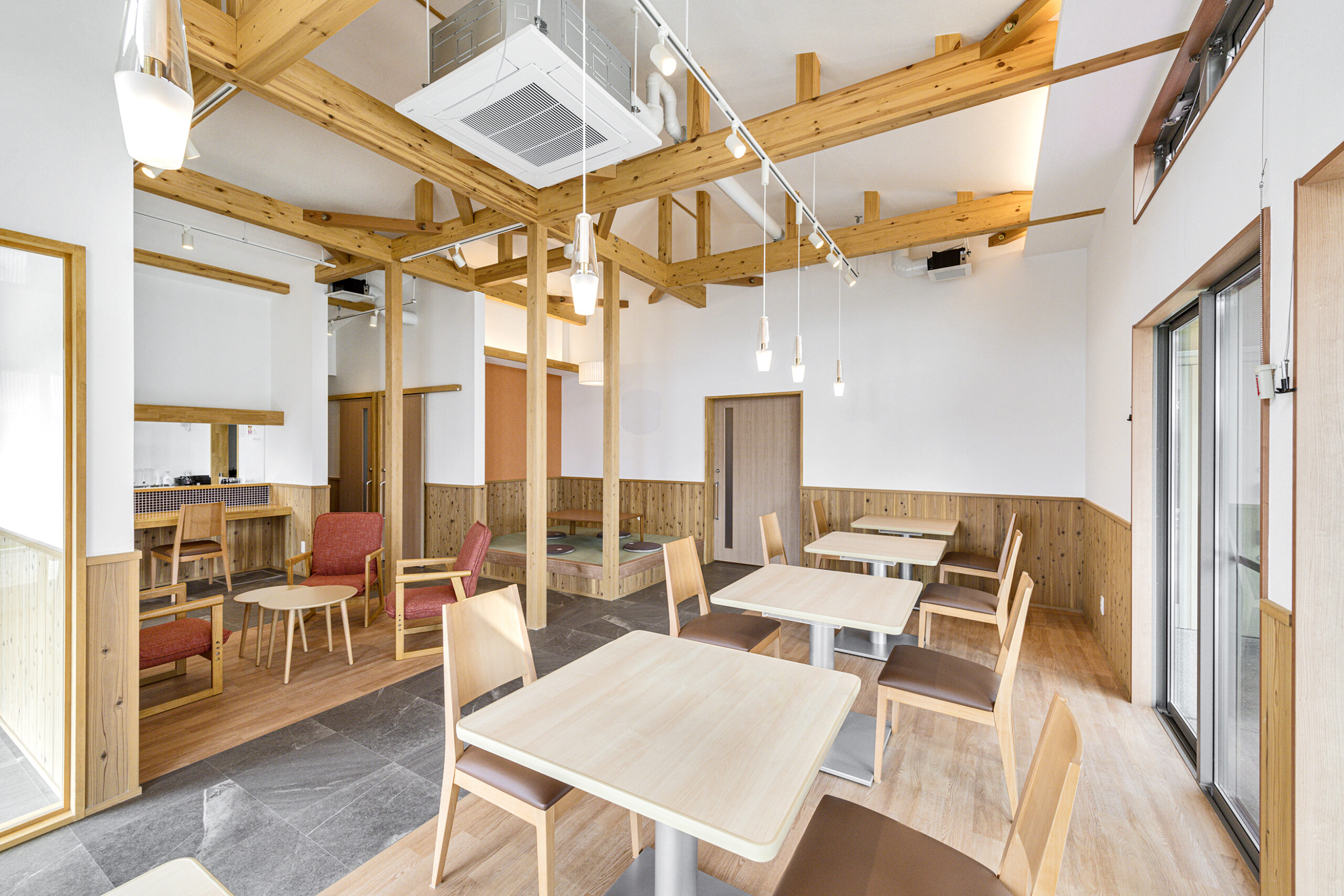 愛知県愛西市の木造1階建て店舗カフェ・ギャラリーの天井の梁が見える開放感ある店内デザイン