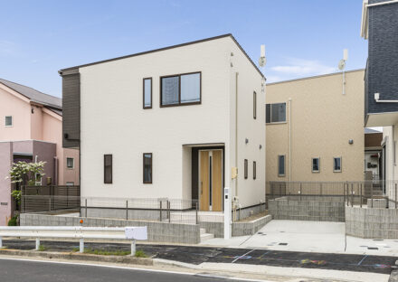 名古屋市名東区の玄関ドアの木目がアクセントの外観デザインの戸建賃貸住宅