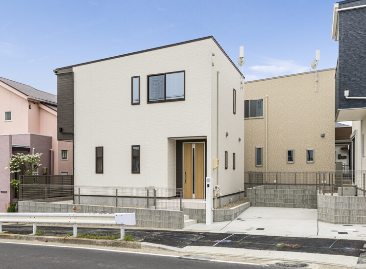 名古屋市名東区の玄関ドアの木目がアクセントの外観デザインの戸建賃貸住宅