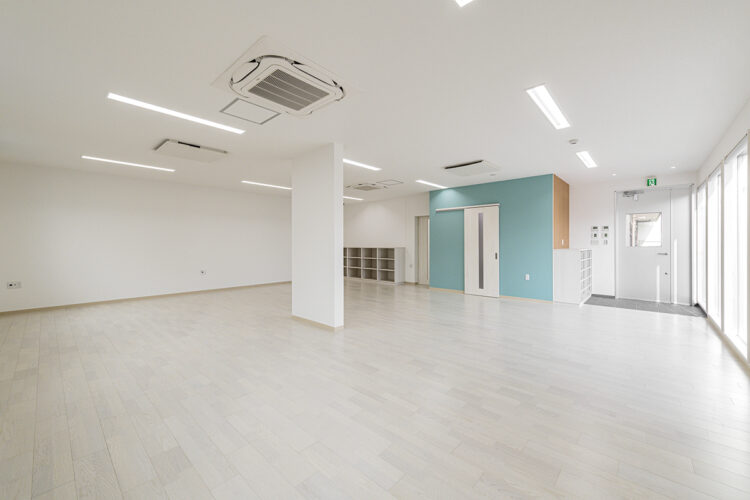 愛知県瀬戸市の80坪の土地活用　角地に建つ学習塾の1階玄関の下駄箱の付いた教室