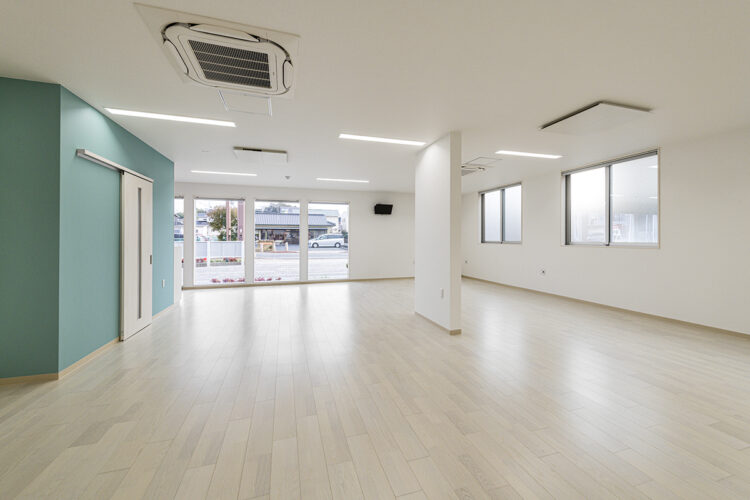 愛知県瀬戸市の80坪の土地活用　角地に建つ学習塾の道路に面して窓が大きく取られた教室