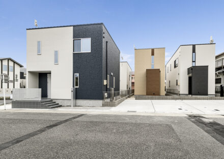 名古屋市名東区の約150坪の角地に建つ4棟それぞれ個性のある外観デザインの戸建賃貸住宅4棟