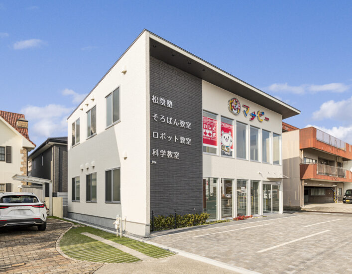 愛知県瀬戸市の80坪の土地活用　角地に建つ学習塾の窓が多く付いており、室内も明るく利用できます