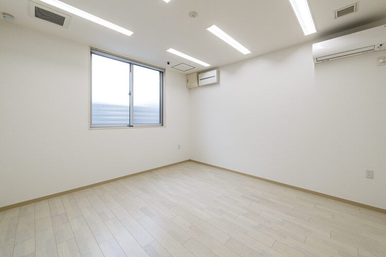 愛知県瀬戸市の80坪の土地活用　角地に建つ学習塾のシンプルなデザインの多目的室