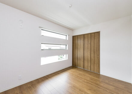 名古屋市名東区の約400平米の土地の3棟の戸建賃貸住宅/C棟:3段の窓からの光が注ぐ収納付きの洋室