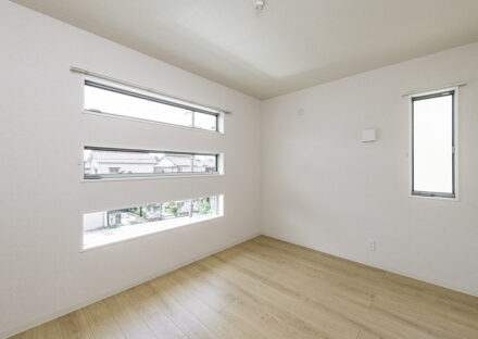 名古屋市名東区の約400平米の土地の3棟の戸建賃貸住宅/B棟:3段の窓がアクセントになる洋室