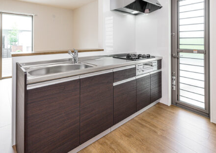 名古屋市名東区の約400平米の土地の3棟の戸建賃貸住宅／C棟：3口コンログリル付きの落ち着いたダークブラウンキッチン
