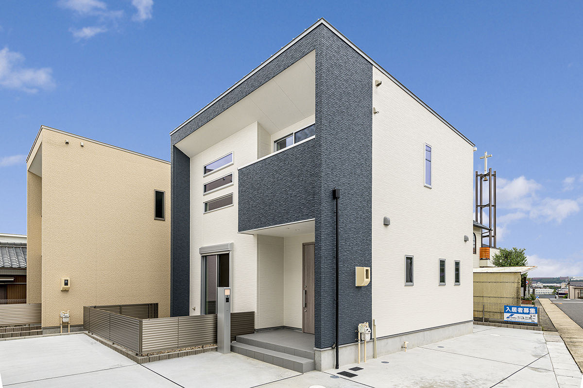 名古屋市名東区の約400平米の土地の3棟の戸建賃貸住宅／B棟：裏側に2台の駐車場のあるモダンな外観デザインの戸建賃貸