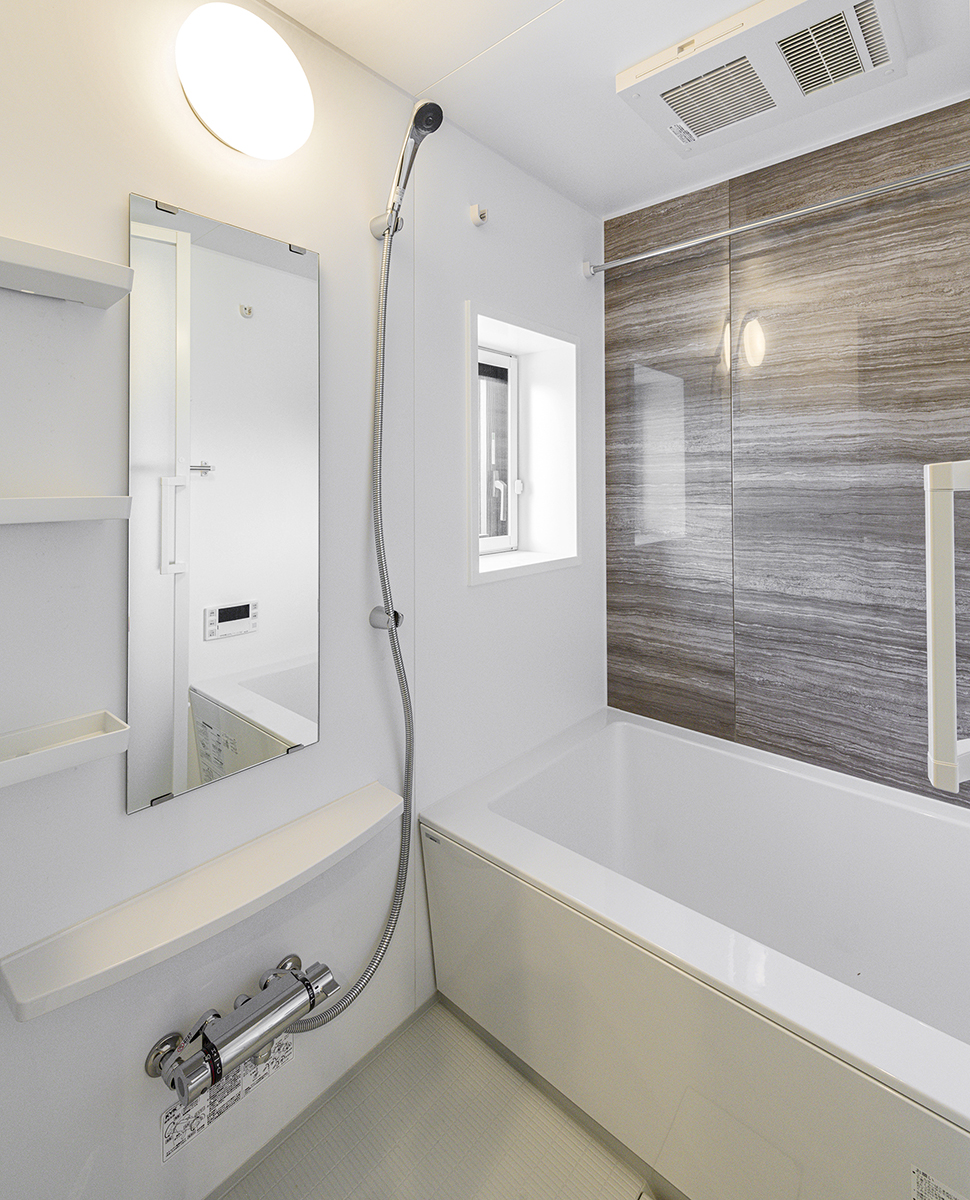 名古屋市中区の約40坪の土地の賃貸マンションの窓があり明るいバスルーム