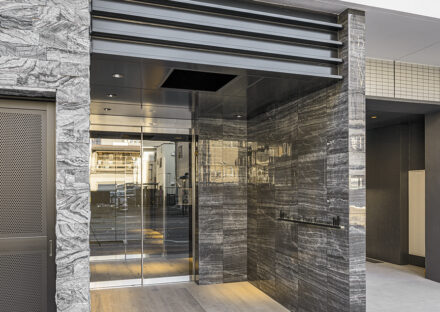 名古屋市中区の約40坪の土地の賃貸マンションの高級感のあるエントランスデザイン