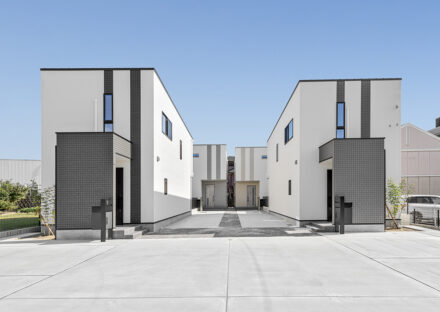 愛知県豊田市の一戸建て賃貸住宅2LDK4棟のシンメトリーでモダンな外観デザイン4棟