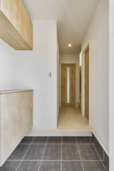 愛知県豊田市の一戸建て賃貸住宅2LDKA棟：玄関ホールから階段に繋がるデザイン