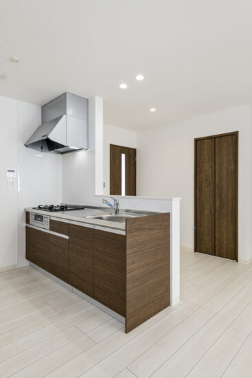 名古屋市東区の約60坪の土地に建つ戸建賃貸A棟:3口コンログリル付きのキッチンの向かいに収納