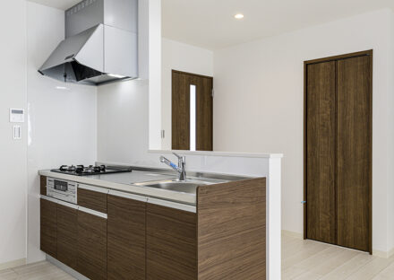 名古屋市東区の約60坪の土地に建つ戸建賃貸A棟：3口コンログリル付きのキッチンの向かいに収納