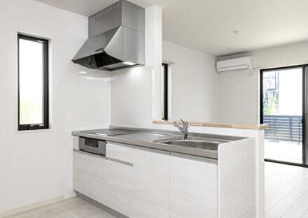 愛知県豊田市の一戸建て賃貸住宅2LDKA棟:IH仕様のキッチン。リビングの窓から明るい光が入ります。