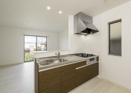 名古屋市東区の約60坪の土地に建つ戸建賃貸B棟：南側からの明るい光の入る3口コンログリル付きキッチン