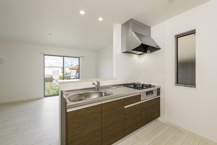 名古屋市東区の約60坪の土地に建つ戸建賃貸B棟:南側からの明るい光の入る3口コンログリル付きキッチン