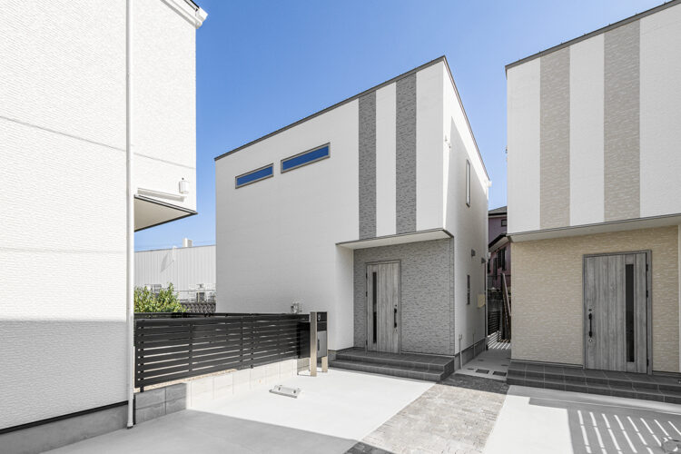 愛知県豊田市の一戸建て賃貸住宅2LDKC棟：建物前に縦列駐車可。モダンな外観デザイン