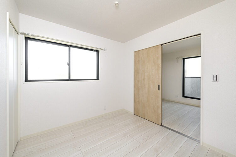 愛知県豊田市の一戸建て賃貸住宅2LDKA棟：隣の洋室と繋げて使える洋室