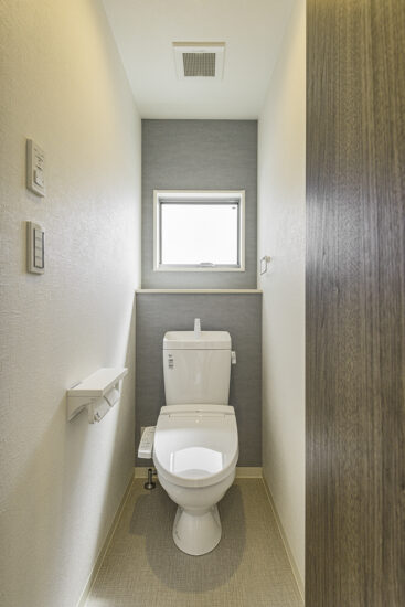 名古屋市東区の約60坪の土地に建つ戸建賃貸A棟:窓があり棚付きの便利なトイレ