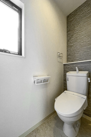 愛知県豊田市の一戸建て賃貸住宅2LDKA棟：棚付きのトイレ