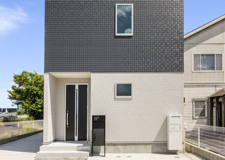 名古屋市東区の約60坪の土地に建つ戸建賃貸A棟：スタイリッシュな玄関ドアと便利な宅配ボックス付き