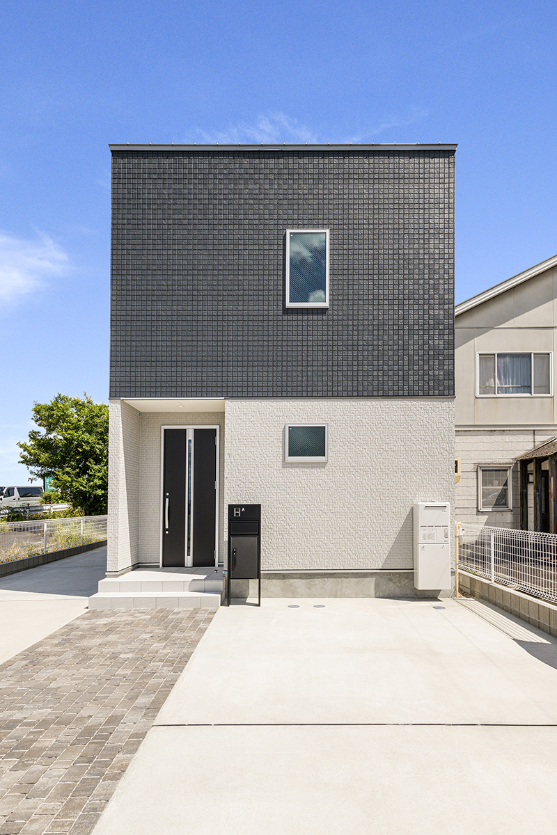 名古屋市東区の約60坪の土地に建つ戸建賃貸A棟:スタイリッシュな玄関ドアと便利な宅配ボックス付き