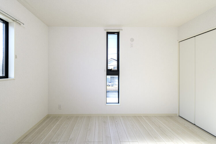 愛知県豊田市の一戸建て賃貸住宅2LDKA棟：クローゼット付きの洋室