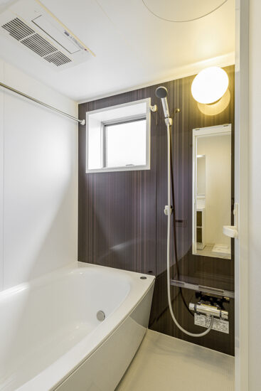 名古屋市東区の約60坪の土地に建つ戸建賃貸A棟:明るいゆったりとしたバスルーム