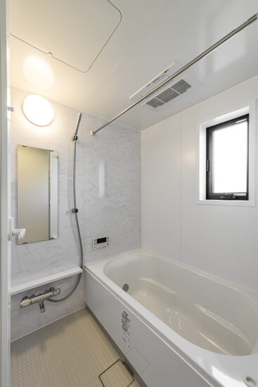 愛知県豊田市の一戸建て賃貸住宅2LDKA棟：浴室乾燥機が付いたゆったりとしたバスルーム