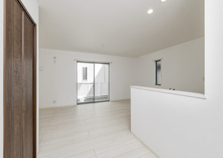 名古屋市東区の約60坪の土地に建つ戸建賃貸A棟：リビング奥の窓の外にはスペースがあり