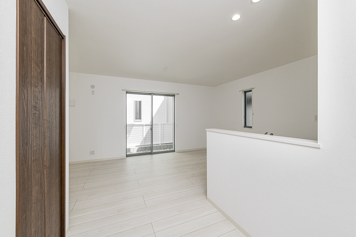 名古屋市東区の約60坪の土地に建つ戸建賃貸A棟:リビング奥の窓の外にはスペースがあり