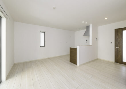 名古屋市東区の約60坪の土地に建つ戸建賃貸A棟：白を基調としたおしゃれなLDK