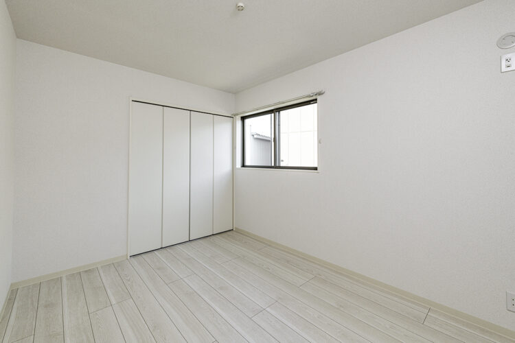 愛知県豊田市の一戸建て賃貸住宅2LDKC棟：白を基調としたクローゼット付きの洋室