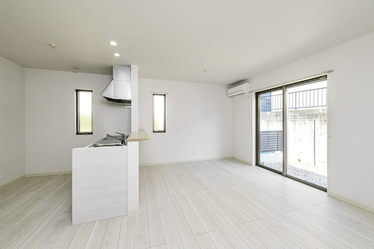 愛知県豊田市の一戸建て賃貸住宅2LDKC棟：リビング前にスペースがあり、明るいLDK