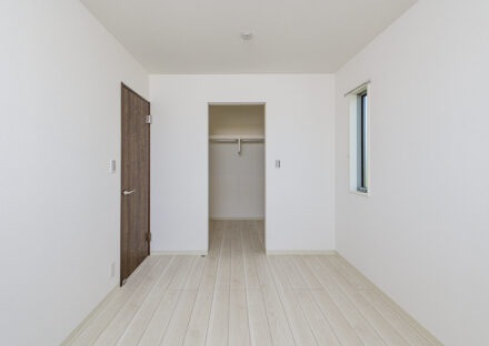 名古屋市東区の約60坪の土地に建つ戸建賃貸B棟:南側にバルコニーの付いたウォークインクローゼット付き洋室