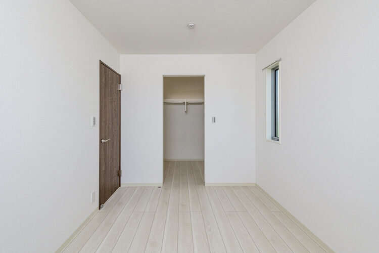 名古屋市東区の約60坪の土地に建つ戸建賃貸B棟:南側にバルコニーの付いたウォークインクローゼット付き洋室