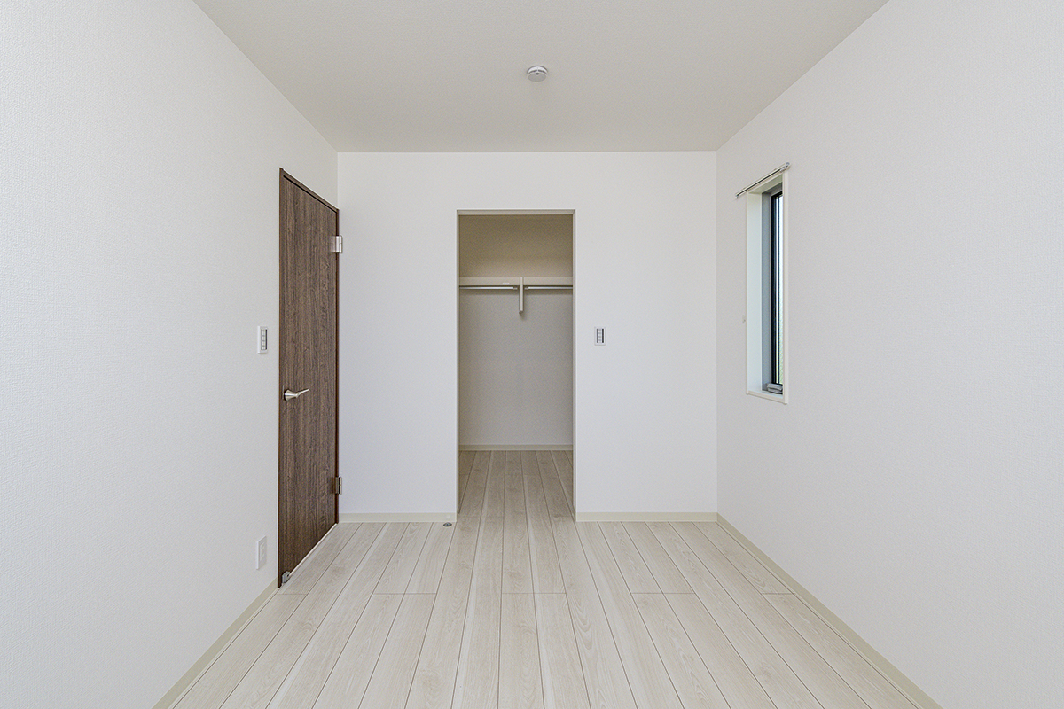 名古屋市東区の約60坪の土地に建つ戸建賃貸B棟:南側にバルコニーの付いたウォークインクローゼット付き洋室