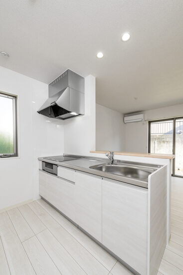 愛知県豊田市の一戸建て賃貸住宅2LDKC棟：IHコンロ&グリルの付いたキッチン