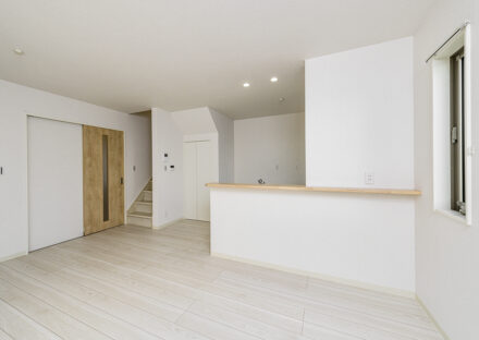 愛知県豊田市の一戸建て賃貸住宅2LDKC棟:リビング階段仕様のLDK