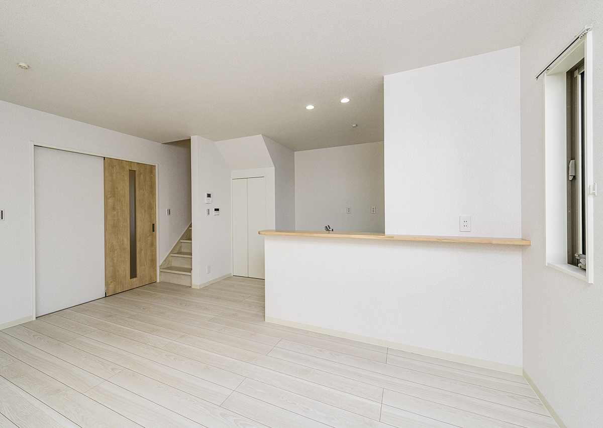 愛知県豊田市の一戸建て賃貸住宅2LDKC棟：リビング階段仕様のLDK